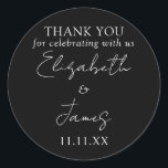 Pegatina Redonda Elegante escritura en negro y blanco para agradeci<br><div class="desc">Esta etiqueta adhesiva minimalista en negro y blanco con elegante escritura para agradecimiento de boda se puede personalizar con su información en tipografía chic. Diseñado por Thisisnotme©</div>