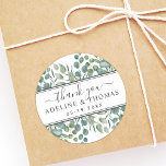 Pegatina Redonda Elegante Eucalyptus Green Boda Gracias<br><div class="desc">Los elegantes pegatinas de novios están diseñados con un estilo orgánico moderno, combinando rayas horizontales con follaje verde botánico y una hermosa tipografía en blanco y negro. El diseño de las acuarelas verdes incluye eucalipto, hojas y ramas de eucalipto de plata en suaves tonos verdes de menta, verde, oliva y...</div>