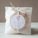 Pegatina Redonda Elegante Favor De Ducha Azul Rosa Femenino<br><div class="desc">Gracias pegatinas por cualquier evento (mostrado aquí para un Baby Shower pero todos los campos de texto son personalizables). El diseño tiene una acuarela con un jengibre azul y blanco lleno de rosas rosas rosas y cremosas blancas.</div>