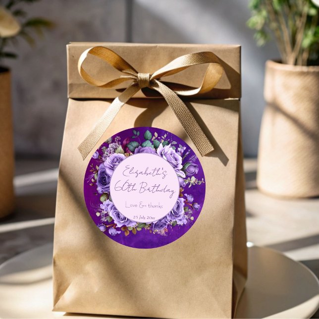 Pegatina Redonda Elegante fiesta de cumpleaños de rosas morados mon (Elegant purple roses birthday party personalized favor stickers party favor stickers)