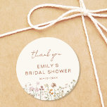 Pegatina Redonda Elegante Flor Floral Gracias Ducha Bridal<br><div class="desc">Expresar gratitud con nuestro Pegatina de Ronda Clásica Gracias Bridal Shower In Bloom. Estos encantadores pegatinas cuentan con un bonito diseño de flores silvestres, que le confieren un toque de belleza natural a su ducha nupcial, notas de agradecimiento o favores. La forma redondeada clásica añade versatilidad, haciéndolos perfectos para diversos...</div>