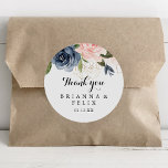 Pegatina Redonda Elegante Floral De Invierno Gracias Favor De Boda<br><div class="desc">Este elegante pegatina redondo de invierno floral gracias a la boda es perfecto para un boda moderno. El diseño se compone de bonitos azules oscuros pintados a mano, azules, marinos, rosados, ondulados, flores doradas y follaje verde, repartidos en elegantes ramos. Haga que el pegatina le asigne las etiquetas propias, incluyendo...</div>