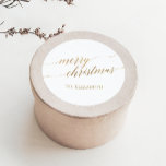 Pegatina Redonda Elegante Gold Merry Christmas Gift Name<br><div class="desc">Estos elegantes stickers de oro Feliz Navidad son las etiquetas perfectas para un simple regalo de vacaciones. El diseño neutro cuenta con un minimalista pegatina de envoltura de regalo decorado con una romántica y caprichosa tipografía de Relieve metalizado de oro falso. Cada hoja de pegatinas se imprimirá con el mismo...</div>