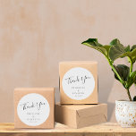 Pegatina Redonda Elegante guión Minimalista White Custom Wedding<br><div class="desc">Elegante guión Minimalista Blanco Moderno Boda personalizada Pegatina redondo clásico</div>