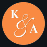 Pegatina Redonda Elegante guión Naranja brillante Boda Monograma<br><div class="desc">Elegante guión Naranja brillante Boda Monograma Pegatina redondo clásico</div>