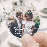 Pegatina Redonda Elegante guión retro y Boda fotográfico gracias<br><div class="desc">Añada un toque elegante y personalizado a las tarjetas de agradecimiento boda y los favores de la recepción con pegatinas/sellos para sobres personalizados redondos. La imagen y todo el texto de esta plantilla son fáciles de personalizar. "Gracias" se puede cambiar por amor y gracias, bienvenido, las iniciales de la pareja,...</div>