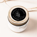 Pegatina Redonda Elegante Luna y Estrellas Favor de la Boda Negra<br><div class="desc">Añade un toque personalizado a tus sobres, favores de boda, y más con estos stickers de boda elegantes en blanco y negro en la Luna y las Estrellas. El diseño está decorado con un ilustracion de arte de línea blanca de una luna adornada con estrellas y follaje sobre un fondo...</div>