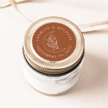 Pegatina Redonda Elegante Luna y Estrellas Favor de la Boda Terraco<br><div class="desc">Añade un toque personalizado a tus sobres, favores de boda, y más con estos stickers de boda Elegant Moon and Stars terracotta. El diseño incluye un ilustracion de arte de línea crema de una luna adornada con estrellas y follaje sobre un fondo de terracota. Sus nombres y fecha de boda...</div>