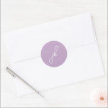 Pegatina Redonda Elegante Monograma de Boda en Letra Script Lila<br><div class="desc">Pegatinas de boda elegantes con un diseño clásico con tu monograma en una tipografía script.</div>