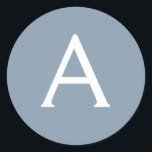 Pegatina Redonda Elegante Monograma moderno Minimalista azul turbio<br><div class="desc">Presentamos nuestra Dusty Blue Minimalista Monogram Elegant Collection: Eleva tu estilo con sofisticación y encanto intemporal. Nuestra colección presenta diseños minimalistas en un suave y polvoriento matiz azul, realzados con elegantes monogramas adaptados a su gusto personal. Desde la papelería refinada hasta los accesorios versátiles, cada pieza de nuestra colección está...</div>