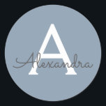 Pegatina Redonda Elegante Monograma moderno Minimalista azul turbio<br><div class="desc">Presentamos nuestra Dusty Blue Minimalista Monogram Elegant Collection: Eleva tu estilo con sofisticación y encanto intemporal. Nuestra colección presenta diseños minimalistas en un suave y polvoriento matiz azul, realzados con elegantes monogramas adaptados a su gusto personal. Desde la papelería refinada hasta los accesorios versátiles, cada pieza de nuestra colección está...</div>