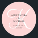 Pegatina Redonda Elegante Monograma rosa moderno y gracias<br><div class="desc">Estos elegantes stickers de boda tienen un fondo de color rosa de cuarzo subió de moda y un gran monograma de caligrafía blanca.</div>