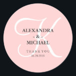 Pegatina Redonda Elegante Monograma rosa moderno y gracias<br><div class="desc">Estos elegantes stickers de boda tienen un fondo de color rosa de cuarzo subió de moda y un gran monograma de caligrafía blanca.</div>