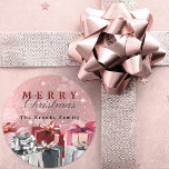 Pegatina Redonda Elegante Navidades de cajas de regalo de plata ros<br><div class="desc">Añade un toque de brillo a tu temporada de fiestas con esta pegatina navideña personalizable! El pegatina, con un fondo rosado purpurinoso, presenta el saludo festivo "Feliz Navidad", una combinación de un serif rojo y un elegante tipo de letra cursiva negra. Personalízalo con tu apellido, como "La familia Brooks" que...</div>