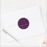 Pegatina Redonda Elegante Nombre Oro Boda Monograma Guardar La Fech<br><div class="desc">Personalizado, personalizado, hermoso, elegante, moda, boda novia & novio monograma ahorra la fecha clásica de la hoja de pegatinas redondos. Para el personalizar, simplemente escriba el nombre del monograma / iniciales, el nombre de la novia y del novio, y la fecha del boda. Mientras personalizas, podrás ver una previsualización a...</div>