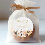 Pegatina Redonda Elegante Oro Floral de Otoño De Otoño Gracias Por<br><div class="desc">Añada un toque elegante a sus celebraciones de otoño con este elegante oro floral de otoño gracias a los Pegatinas favoritos. Este sofisticado diseño, con flores otoñales y lujosos acentos dorados, los hace perfectos para bodas, fiestas de compromiso o cualquier evento de otoño de lujo. Lo que diferencia a estos...</div>