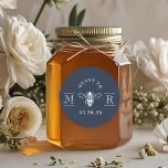 Pegatina Redonda Elegante para la boda de abejas favorece el azul d<br><div class="desc">pegatinas de boda diseñados por personalizados con un diseño clásico y elegante de "Meant to Bee". ¡Perfecto en sobres bodas,  bolsos de favores,  tarros de miel y más!</div>