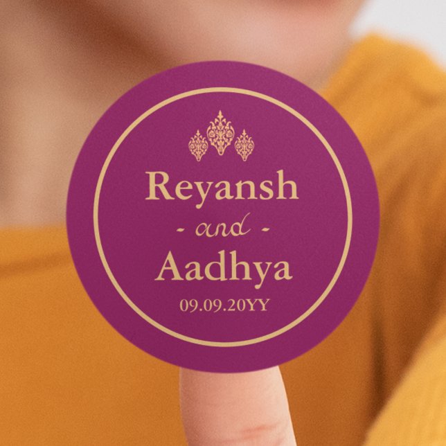Pegatina Redonda Elegante pareja de oro magenta nombra Boda indio (Elegant Magenta Gold Couple Names Indian Wedding Classic Round Sticker
)