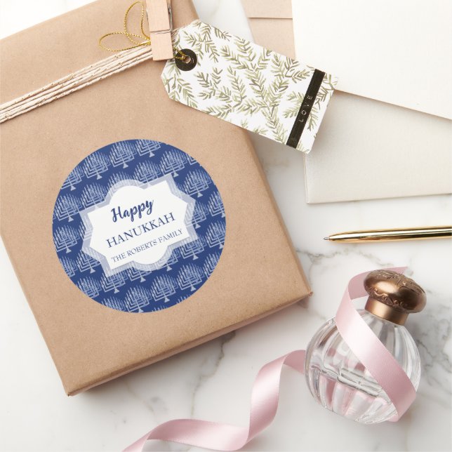 Pegatina Redonda Elegante patrón de menorá de Hanukkah en azul (Regalar)
