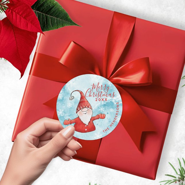 Pegatina Redonda Elegante Personalizado de Gnome Azul y Rojo Feliz  (Merry Christmas Sticker with Gnome in Red on a Blue Background)