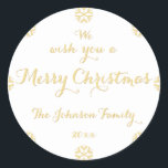 Pegatina Redonda Elegante personalizado Faux Gold Merry Christmas S<br><div class="desc">Elegante, personalizado, personalizado, blanco, hermoso guión falso de oro / tipografía "Te deseamos una Feliz Navidad", copos de nieve, hoja clásica de pegatinas redondos. Para el personalizar, simplemente escriba su nombre / nombre de la pareja / apellido / apellido, y el año. Un hermoso pegatina perfecto para tus navidades de...</div>