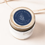 Pegatina Redonda Elegante símbolo de la luna y de la marina Stars<br><div class="desc">Añade un toque personalizado a tus sobres, favores de boda, y más con estos stickers de boda de la Luna Elegante y la Armada de las Estrellas. El diseño está decorado con un ilustracion de arte de línea blanca de una luna adornada con estrellas y follaje sobre un fondo marino....</div>