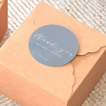 Pegatina Redonda Elegante Simple Gracias Boda Dusty Blue<br><div class="desc">Esta simple caligrafía le agradece a su pegatina con el nombre de novia y novio junto con la fecha.</div>
