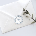 Pegatina Redonda Elegante toile floral azul francés grabado<br><div class="desc">Elegante y ornamentado patrón de fondo vintage azul y blanco toile de jouy con flores exóticas,  viñas y follaje entrelazados con guirnaldas y canastos de rosas con elementos en blanco redondo,  ramo de flores y campos de texto. Compra productos coincidentes en colecciones en la tienda Grafixmom.</div>