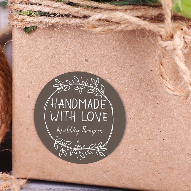 Pegatina Redonda Elegante vegetación hecha a mano con el nombre de  (Stylish Greenery Handmade With Love Name Brown Classic Round Sticker)