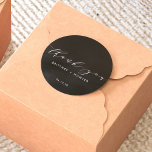 Pegatina Redonda Elegante y simple Gracias Boda<br><div class="desc">Esta simple caligrafía le agradece a su pegatina con el nombre de novia y novio junto con la fecha.</div>