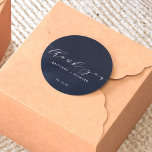 Pegatina Redonda Elegante y simple gracias Boda Navy<br><div class="desc">Presentamos el Pegatina de Ronda Clásico y Elegante Boda. Este pegatina no es sólo un producto, es una expresión atemporal de gratitud. La exquisita mezcla de moda sobria y elementos clásicos no sólo eleva el atractivo visual, sino que también le confiere un toque personal a los favores matrimoniales. Por lo...</div>