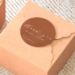 Pegatina Redonda Elegante y simple Gracias Boda Terracotta<br><div class="desc">Presentamos el Pegatina de Ronda Clásico y Elegante Boda. Este pegatina no es sólo un producto, es una expresión atemporal de gratitud. La exquisita mezcla de moda sobria y elementos clásicos no sólo eleva el atractivo visual, sino que también le confiere un toque personal a los favores matrimoniales. Por lo...</div>