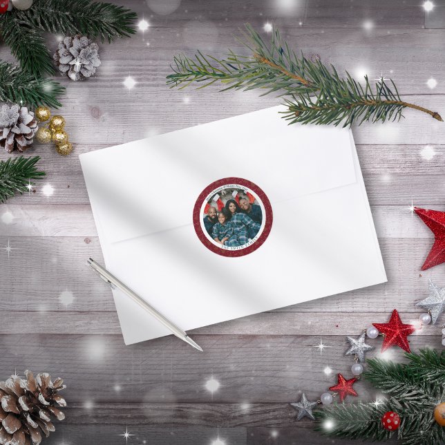Pegatina Redonda Elegantes Navidades rojos y feliz foto de Año Nuev (Elegant Crimson Red Christmas & New Year Greetings with personalised Photo)