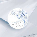 Pegatina Redonda Elegantes Pegatinas de ducha de novias con copo de<br><div class="desc">Selle sus favores o invitaciones con estos elegantes pegatinas de copos de nieve con una delicada reverencia azul. Perfecto para añadir un toque de invierno maravilloso a tu ducha de novia.</div>