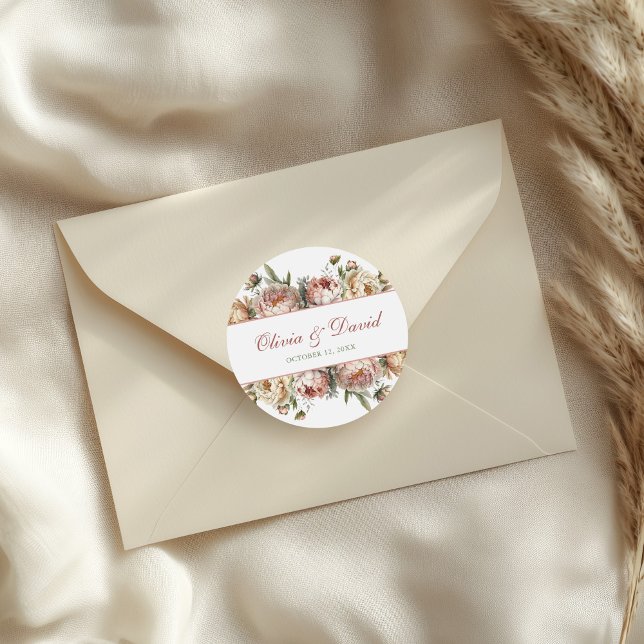 Pegatina Redonda Elegantes personajes Rosas de Rubor (Elegant Blush Dusty Rose Peonies Classic Round Sticker on a wedding envelope)