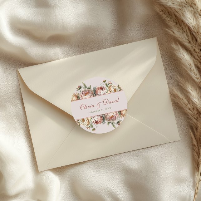 Pegatina Redonda Elegantes personajes Rosas de Rubor (Elegant Blush Dusty Rose Peonies Classic Round Sticker on a wedding envelope)