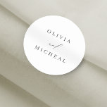 Pegatina Redonda Elegantes y modernas parejas nombran boda minimali<br><div class="desc">Diseño minimalista moderno con nombres de pareja en blanco y negro carbón,  sencillo y elegante. Gran pegatina personalizado.</div>