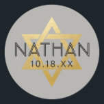 Pegatina Redonda ELEGIR COLOR Barra de Bat Mitzvah Estrella de Davi<br><div class="desc">Pegatinas elegantes modernas clásicas para bar mitzvah con nombre personalizado, fecha y Estrella de David dorada. Estas pegatinas de etiqueta de favor de bar mitzvah son sellos de sobre elegantes y con clase, o para proyectos de decoración de fiestas de bar y bat mitzvah DIY. • • • Haga clic en PERSONALIZAR...</div>