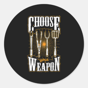 Pegatina Redonda Elija su parrillada de arma Utensils Funny Bbq Gri