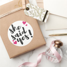 Pegatina Redonda ¡Ella dijo que sí! Celebración de compromiso - Rom