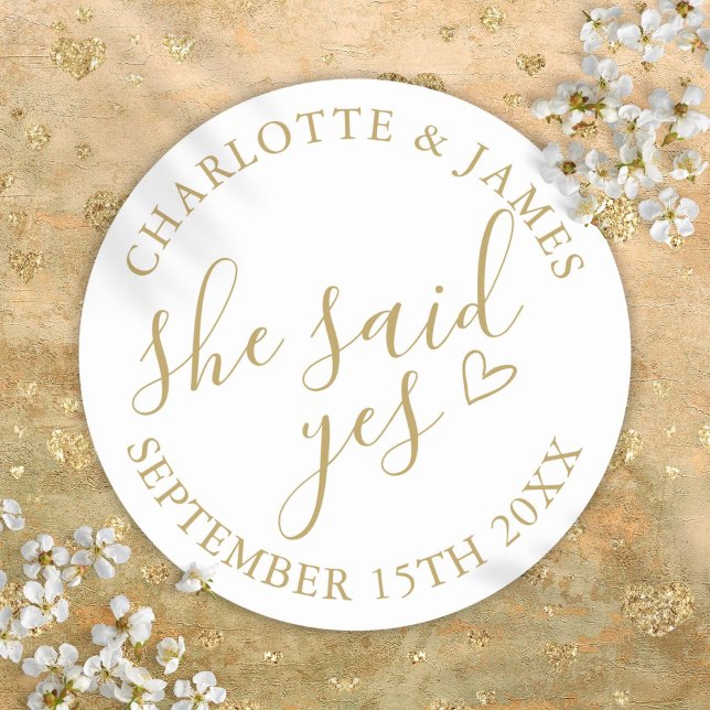 Pegatina Redonda Ella dijo que sí Fiesta de compromiso Chic Oro (She Said Yes Engagement Party Chic Gold Classic Round Sticker)