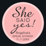 Pegatina Redonda 'ELLA DIJO QUE SÍ' Vergüenza ducha sobre rosa<br><div class="desc">Pegatinas/etiquetas encantadoras y personalizadas para regalos o sellos para sobres de duchas de novias. "¡Ella dijo que sí!" frases con un patrón de fondo rosado. Plantillas editables: agregue el texto.</div>