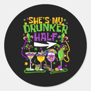 Pegatina Redonda Ella es Hes mi bebedor media pareja Mardi Gr