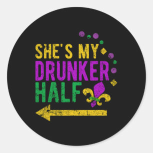 Pegatina Redonda Ella es mi pareja de borrachos medio mardi gras bo