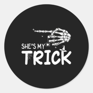 Pegatina Redonda Ella es mi trick Couples Skeleton Halloween