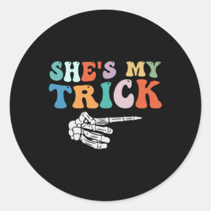 Pegatina Redonda Ella es mi trick Skeleton Hand Halloween Parejas