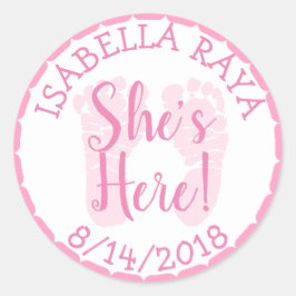 Pegatina Redonda Ella está aquí, Invitación Chica Recién nacido