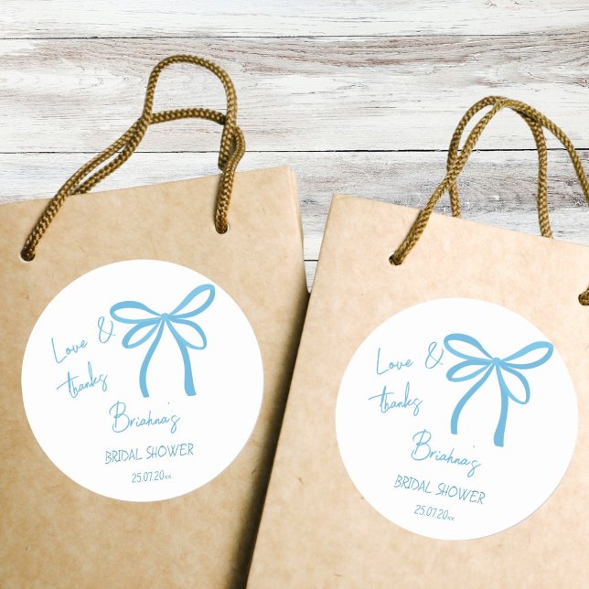 Pegatina Redonda Ella está atando el favor del arco de la cinta azu (She's tying the knot blue ribbon bow bridal shower thank you favor classic round sticker)