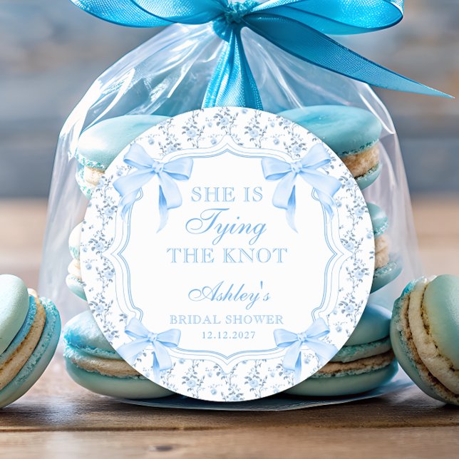 Pegatina Redonda Ella está atando el lazo azul vintage de la boda (Subido por el creador)