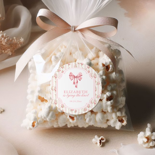 Pegatina Redonda Ella está atando el lazo Coquette Bow Despedida de (Subido por el creador)